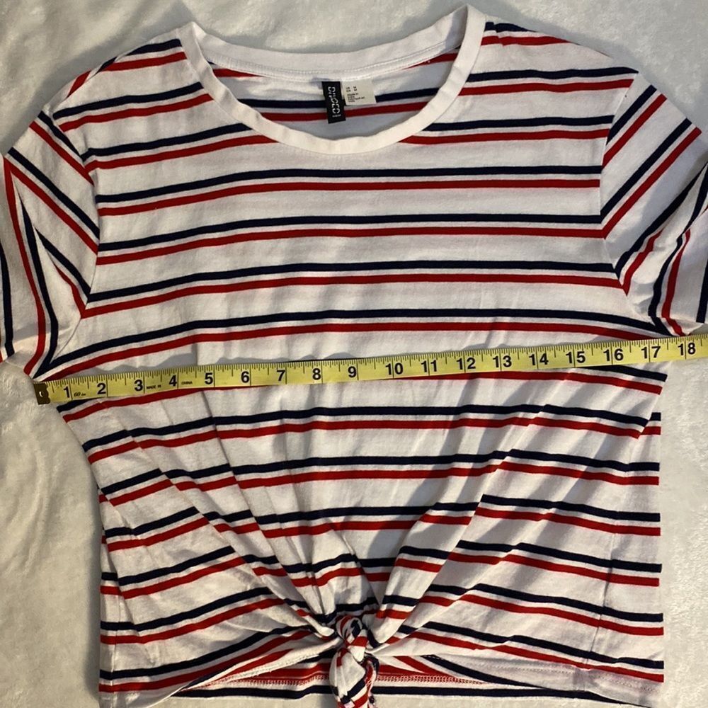 Divided cropped t-shirt. - Picture 5 of 6